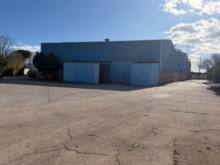 Lloguer Nau industrial a Carrer del patrocini 2. Nave industrial de 4000m en planta más 800 de oficinas , con 6 p