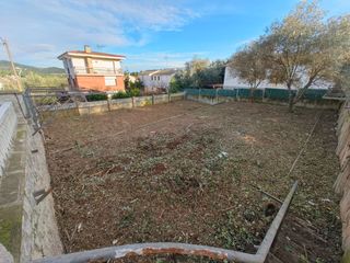 Terreno residencial en Noguera ribagorçana  17. Parcela urbana llana a 10 min del centro – muros perimetrales co