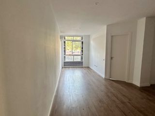 Flat in Paseo de la zona franca  226. Piso en paseo zona franca  y con mucho espacio bien ubicado, per