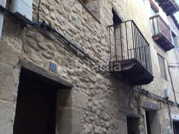 Foto 37840995-64ea-4316-826a-18ffa6a9aaa3. Casa en plaza españa 1 casa unifamiliar de varios pisos reformada para entrar a vivir en Valderrobres