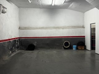 Location Parking voiture à Baldiri deu i priu 20. Amplias plazas  de garage con trastero o sin