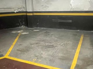 Aparcament cotxe a Carrer de genova 15. Apto para coche pequeño + moto