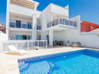 Rent Chalet in C. tizona 4. Villa almayate, málaga