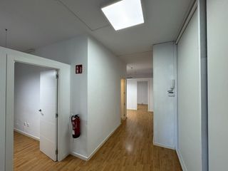 Lloguer Local Comercial a Passeig general mendoza 3. Despatx a pl. catalunya