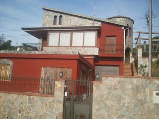 Chalet en Carrer osor 2. Parcela con dos casas y piscina