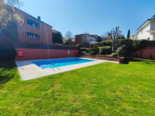 Planta baixa a Carrer de domènec oristrell 0. Planta baja en parc central con terraza, piscina y parking