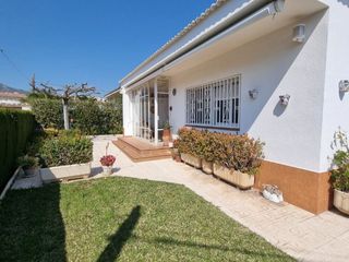 Chalet in Garbi 24. Fantástico chalet independiente en calle garbi de miami playa
