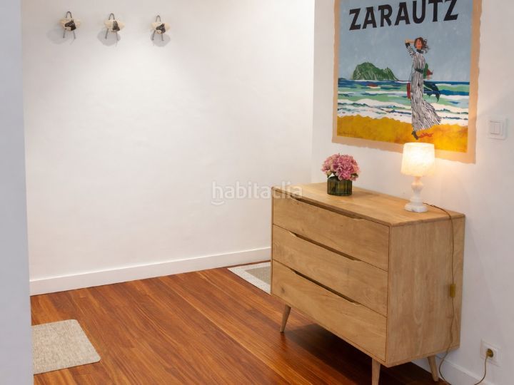 Foto 2191215d-1877-4e7a-a1c3-547d1dfa0a08. Piso en bixkonde kalea 3 se vende piso reformado junto a la playa en Zarautz