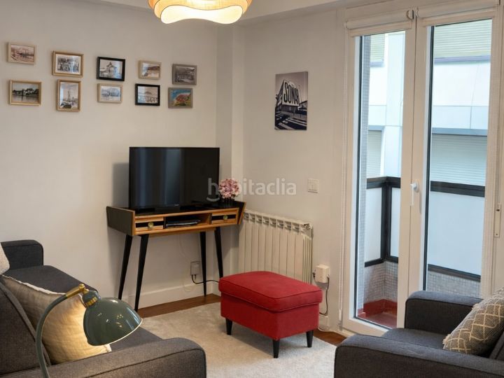 Foto 83c6fb97-2031-4330-be7f-2e2a7bba9ca5. Piso en bixkonde kalea 3 se vende piso reformado junto a la playa en Zarautz