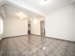 Appartement à Calle latorre 93. Particular vende en elche entresuelo exterior de esquina.. para