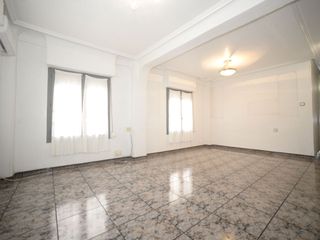 Piso en Calle latorre 93. Vendo en elche entresuelo de esquina.. para uso residencial o pr