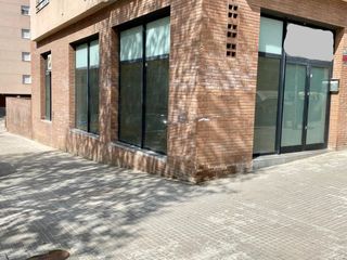Local Comercial a Arcadi viñas 11. Oportunidad local esquinero con salida humos venta/alquiler