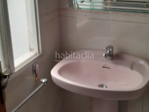 Foto 2d2bd8c3-581c-4836-bde4-855b0c1a5a21. Piso en mendez nuñez 2 vivienda junto facultad en Granada