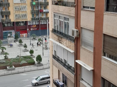 Foto 58d01aa1-cd7a-45d8-bf98-d3f2076b5b9b. Piso en mendez nuñez 2 vivienda junto facultad en Granada