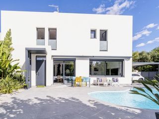 Casa a Carrer carmençó 100. Villa moderna cerca del mar y del centro – empuriabrava (costa b