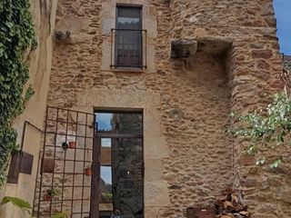Masia a Carrer major 20. Casa histórica de 1862 rehabilitada con materiales nobles a 10 m