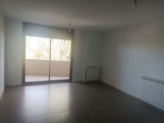 Miete Appartement in Pascual madoz 5. Apartament de 3 dormitoris a llivia