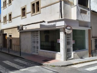 Local Comercial a Lamerina  20. Local céntrico en lucena listo para entrar