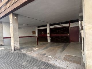 Lloguer Aparcament cotxe a Ignasi iglesias 73. Plaza de parking para coche grande con mando