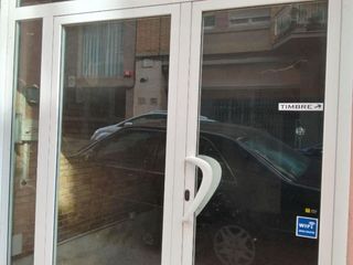 Lloguer Local Comercial a Lepant 12. Local comercial amb dos graons per entrar. té una habitació tanc