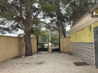 Masia a Avenida luis de los reyes 0. Casa de campo en salto del usero, bullas.