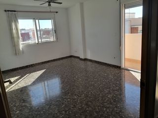 Rent Flat in Carrer de manuel dualde 8. Zona universidad y parque la granja