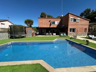 Rent House in Carrer castelltort 3. Casa unifamiliar con piscina, garaje y jardín de 807 m² en vilad