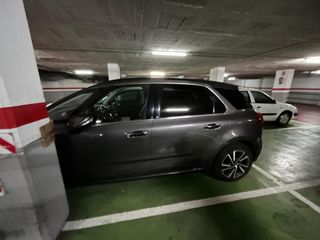 Aparcament cotxe a Avinguda de vilanova 150. Parking grande