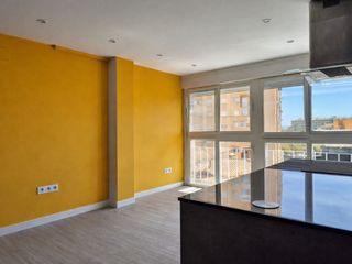 Piso en Heroe de sostoa 83. Piso de diseño con reforma premium junto al parque de huelin y l