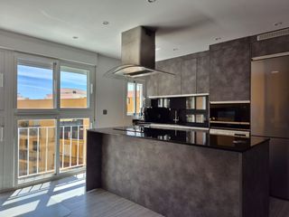 Piso en Heroe de sostoa 83. Piso de diseño con reforma premium junto al parque de huelin y l