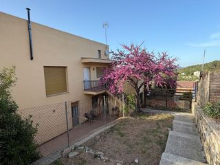 Rent Flat in Carrer de ramon llull 3. Encantadora casa de pueblo reformada en la llacuna