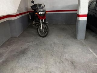 Lloguer Aparcament cotxe a Teodora lamadrid 27. Alquiler plaza para coche pequeño o dos motos