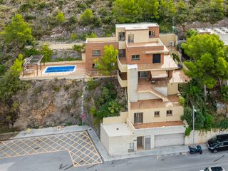 Affitto Chalet in Carrer eramprunya 35. Villa exclusiva con piscina privada y vistas panorámicas