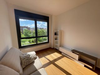 Pis a Praga hiribidea 24. Vivienda libre con vistas al parque del este, lista para entrar