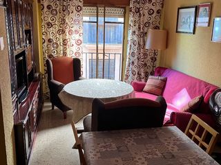 Alquiler Piso en Calle de santiago 2. Alquilo piso 4 habitaciones céntrico