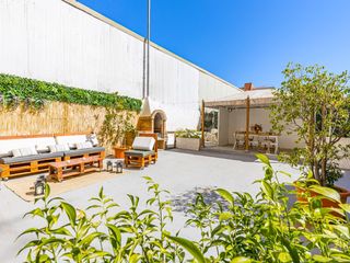 Pis a Ruiz hidalgo  10. No es un piso. es una terraza de 138 m² con casa incluida.