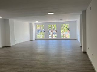 Rent Office space in Avenida de la llibertat 86. Oficina luminosa con aire acondicionado y zona office en av. de