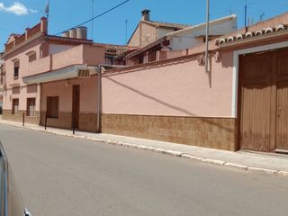 Bauernhof in Carrer baronia 13. Casa rustica o regional en venta con bajo comercial y salida a t