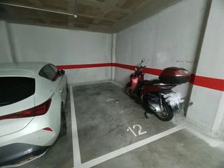 Miete Motorradparkplatz in Carrer de rosa luxemburg 26. Parking moto alquiler