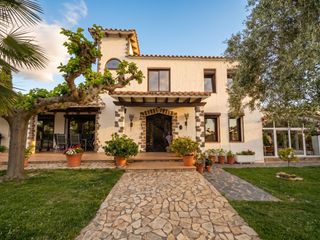 Country house in Carretera pedret 2. Exclusiva finca de 1,8 ha con hípica y gran potencial de desarro