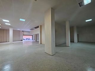 Rent Business premise in Peris fuentes 16. Local comercial de gran formato ideal para actividad comercial y