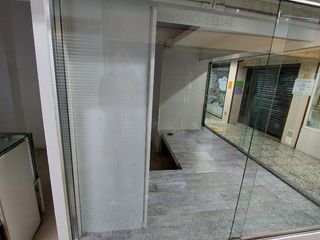 Local Comercial a Carrer de valència 546. Local en venta en encants nous en el pasillo con más afluencia
