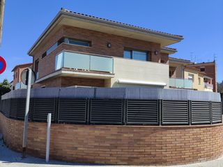 Maison jumelée à Reial 284. Casa esquinera a 3 vientos prácticamente nueva