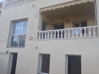 Casa adosada en Avenida vilafranca 27. Casa con perfecta distribucion  grande y nueva para formar una f