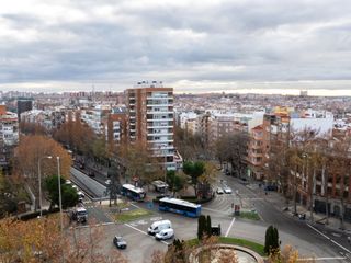 Flat in Calle de gutenberg 32. Piso alto y muy luminoso en jerónimos (retiro), 156 m² con 2 pla