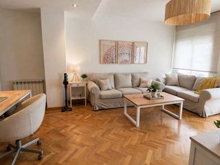 Dúplex a Calle secundino zuazo 4. Duplex con jardín. 5 habitaciones, placas solares. ubicación inm