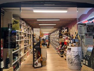 Traspàs Local Comercial a Carrer de valència 149. Traspaso tienda vinalium en funcionamiento - barcelona