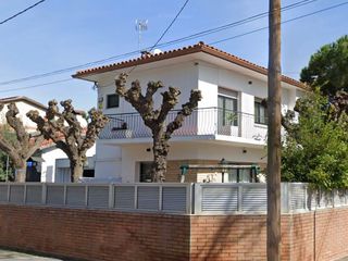 Chalet in Carrer de sevilla 48. Chalet independiente esquinero en can bou, castelldefels
