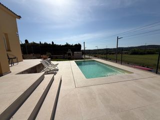 Xalet a Carrer dels pirineus 1. Casa con piscina y buenas vistas