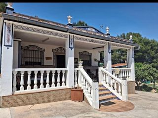 Chalet in Carrer dos de maig 1. Chalet independiente con apartamento, piscina, placas solares y